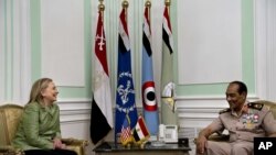 AQSh Davlat kotibasi Xillari Klinton Qohirada Oliy harbiy kengash raisi feldmarshal Husayn Tantaviy bilan uchrashmoqda, 15-iyul, 2012-yil