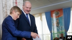 Belarus Prezidenti Aleksandr Lukashenko o'g'li Nikolay bilan saylov uchastkasida, Minsk, 11-oktabr, 2015-yil