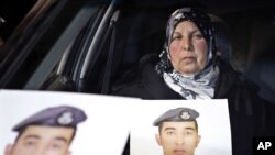 "Islomiy davlat" iordaniyalik harbiy uchuvchini garovga olgan, uning onasi o'g'lining suratini qo'lida ushlab turibdi