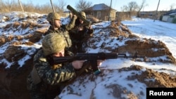 Ukraina askarlari Luganskda, 24-yanvar, 2015-yil