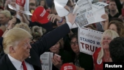 Prezidentlik uchun respublikachilar nomzodi Donald Tramp tarafdorlari orasida, 25-aprel, 2016-yil.