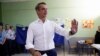 Mantan PM Yunani dan pemimpin partai konservatif Demokrasi Baru, Kyriakos Mitsotakis memberikan suaranya di sebuah TPS di ibu kota Athena, Minggu (25/6). 