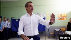 Mantan Perdana Menteri Yunani dan pemimpin Partai Konservatif Demokrasi Baru Kyriakos Mitsotakis memberikan suaranya di tempat pemungutan suara saat pemilihan umum, di Athena, Yunani, 25 Juni 2023. (Foto: REUTERS/Louiza Vradi)