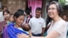 ကုလသမဂ္ဂ အထူး ကိုယ်စားလှယ် Ms Yanghee Lee ဂျွန်လ ၂၄ရက်က ကချင် ပြည်နယ် မြစ်ကြီးနားမြို့ ရှိ စခန်းကို သွားရောက်စဉ်။ ဓါတ်ပုံ - (UN Information Center)