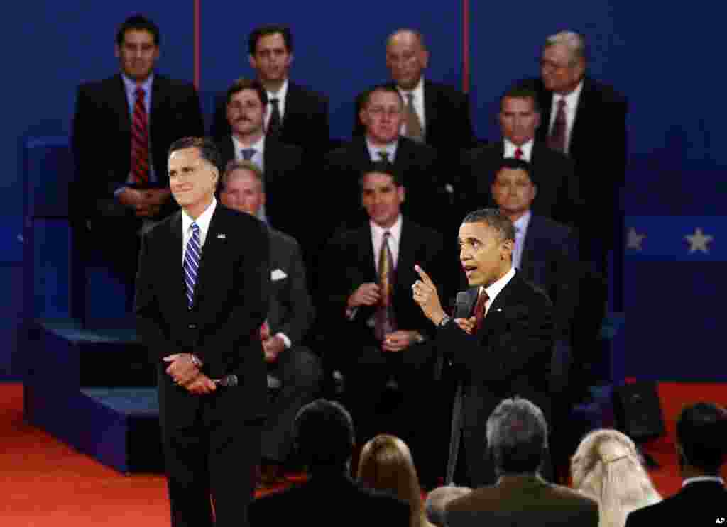 Tổng thống Obama phát biểu trong lúc ông Romney lắng nghe tại cuộc tranh luận lần hai ở Đại học Hofstra, Hempstead, New York, ngày 16/10/2012