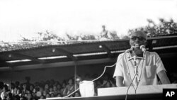 Aristides Pereira, primeiro Presidente discursa a 5 de Julho de 1975