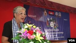 អ្នកស្រី​ ធីតា​ ឃឹះ នាយិកា​ប្រតបតិ្ត​នៃ​អង្គការ​សីលការ​ ថ្លែង​អំពី​ដំណើរ​ការ​ផ្សាះផ្សា​ជាតិ​ខ្មែរ​ ក្រោយ​ការ​ចុះកិច្ច​ព្រមព្រៀង​សន្តិភាព​ទីក្រុង​ប៉ារីស កាលពីថ្ងៃ​ទី​ ១២​ ខែ​ ឧសភា ឆ្នាំ​ ២០១៧។ (ហ៊ុល រស្មី/VOA)