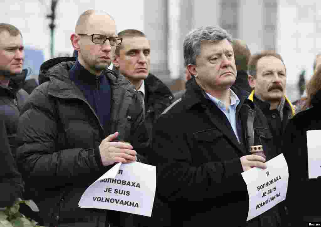 Ukraina Prezidenti Petro Poroshenko (o&#39;ngda) va Bosh vazir Arseniy Yatsenyuk Kiyevda o&#39;tgan tinchlik marshida qatnashmoqda, 18-yanvar, 2015-yil.