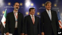 AQSh davlat kotibi Jon Kerri (o'ngda), Turkiya tashqi ishlar vaziri Ahmat Dovuto'g'li (o'rtada) va Suriya muxolifati rahbari Muaz al-Xatib Istanbulda "Suriya do'stlari" majlisida qatnashmoqda, 21-aprel, 2013-yil