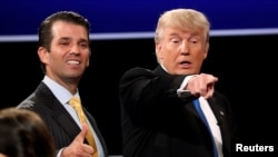 Ma'lum bo'lishicha, prezidentning o'g'li Donald Tramp (suratda chapda) Rossiya advokati bilan elektron maktub almashgan, Rossiya tomondan demokrat Hillari Klinton sha'niga dog' tushiradigan ma'lumot taklif qilinganida, Trampning o'g'li buni olqishlagan.