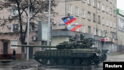 Isyonchilar Donetskda tankda ketmoqda, 1-fevral, 2015-yil