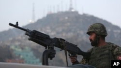 Afg'on askari Kobuldagi tekshiruv punktlaridan birida, 13-dekabr, 2014-yil.