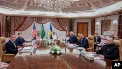 Chapdan AQSh Davlat kotibi Marko Rubio, Oq uyda Milliy xavfsizlik bo'yicha maslahatchi Mayk Volz, Ukraina Tashqi ishlar vaziri Andriy Sibixa, Ukraina prezidenti idorasi boshlig'i Andriy Yermak, Ukraina Mudofaa vaziri Rustem Umerov, Jidda, 11-mart, 2025 
