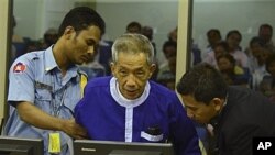 Ông Kaing Guek Eav, biệt danh là Duch, quản lý nhà tù khét tiếng Toul Sleng được đưa đến tòa án ở Phnom Penh hôm 19/3/12