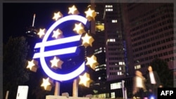Tác phẩm điêu khắc đồng euro trước Trụ sở chính của Ngân hàng Trung ương Châu Âu ở Frankfurt