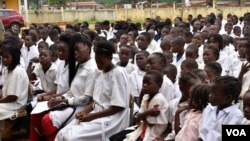 Alunos numa escola em Angola