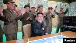 북한 노동신문이 23일 '중장거리 전략탄도로케트 화성-10'(무수단 미사일) 시험발사 성공 소식을 게재하며 관련 사진을 수십장 공개했다. 미사일 발사를 지켜보는 김정은 노동당 위원장과 군 간부들이 환호하고 있다.