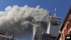 2001-yil 11-sentabrda terrochilar samolyotni olib qochib, Nyu-Yorkdagi egizak binolarga urgan edi. 