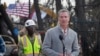 Thống đốc California Gavin Newsom phát biểu trong chuyến thăm khu vực bị ảnh hưởng bởi đám cháy Eaton tại Altadena, California, ngày 11/2/2025.