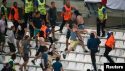 Rus va ingliz fanatlari Stad Velodrom stadionida olishmoqda, Marsel, Fransiya, 11-iyun, 2016-yil