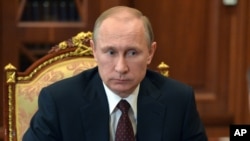 Putin 5-mart kuni Moskvada Italiya Bosh vaziri Matteo Renzi bilan ko'rishganidan beri xalqqa ko'rinish bergani yo'q.