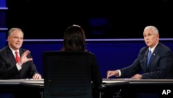 Demokrat Tim Keyn (chapda) va respublikachi Mayk Pens (o'ngda) teledebatda qatnashmoqda, 4-oktabr, 2016-yil.