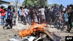 Un feu de joie est allumé dans une rue lors de la manifestation contre le président somalien Mohamed Abdullahi Mohamed à Mogadiscio, en Somalie, le 25 avril 2021.