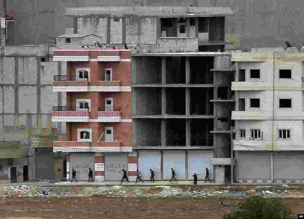 Hujumga hozirlanayotgan kurd jangchilari, Kobani, Suriya, 19-oktabr, 2014-yil.