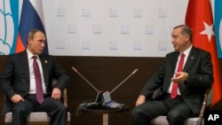 Rossiya Prezidenti Vladimir Putin (chapda) Turkiya rahbari Rajab Toyib Erdog'an bilan, Turkiya, 16-noyabr, 2015-yil.