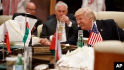 Tramp shahzoda Muhammad bin Zayid Al Nahyan bilan qo'l siqishmoqda. Riyod, Saudiya Arabistoni, 21-may, 2017-yil.