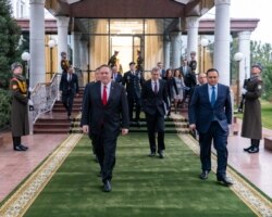 AQShning O'zbekistondagi prioritetlarida o'zgarish yo'q, deydi Rozenblum, biroq hozirgi eng dolzarb masala koronavirusga qarshi kurash