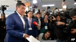 Sooronbay Jeenbekov saylov uchastkasida ovoz bermoqda, 15-oktabr, 2017-yil.