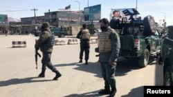 Terror xurujiga uchragan bino xavfsizlik xodimlari tomonidan nazoratga olingan. Kobul, Afg'oniston. 7-mart, 2019