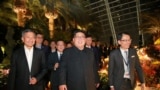 Lãnh tụ Trều Tiên Kim Jong Un cùng với Ngoại trưởng Singapore Vivian Balakrishnan (trái) đi thăm một khu phố Singapore ngày 11/6/2018.