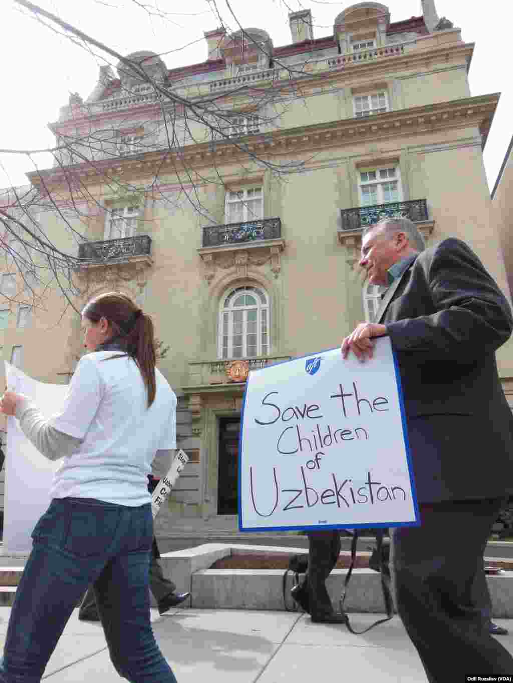 O'zbekiston elchixonasi qarshisida respublika paxta dalalarida bolalar majburiy mehnatiga qarshi namoyish, Vashington, 11-mart, 2013-yil.