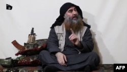 Abu Bakr al-Bag'dodiy, "Islomiy davlat" yetakchisi deb qaraladigan odam. Surat 2019-yilning aprel oyida olingan videodan. 