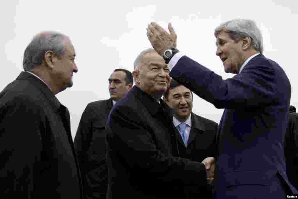 AQSh Davlat kotibi Jon Kerri O&#39;zbekiston rahbari Islom Karimov va boshqa rasmiylar bilan ko&#39;rismoqda