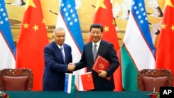 O'zbekiston prezidenti Islom Karimov (chapda) Xitoy davlat rahbari Si Zinpin bilan, Pekin, Xitoy, 19-avgust, 2014-yil.