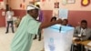Um eleitor descarrega o voto numa urna, em Luanda. 23 de Agosto, 2017