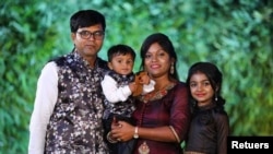 আরসিএমপি প্যাটেল পরিবারের এই ছবি প্রকাশ করেছে যেখানে জগদীশ বলদেবভাই প্যাটেল (৩৯) বৈশালীবেন জগদীশকুমার প্যাটেল (৩৭) বিহাঙ্গী জগদীশকুমার প্যাটেল (১১) এবং ধার্মিক জগদীশকুমার প্যাটেল (৩) কে দেখা যাচ্ছে।২৭ জানুয়ারী ২০২২। (ছবি-রয়টার্স) 