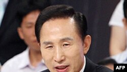 Tổng thống Lee Myung Bak lên nắm quyền năm 2008 với cam kết đảo ngược “Chính sách Ánh Dương” của hai vị tổng thống tiền nhiệm