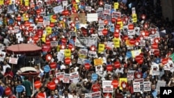 Thousands of people march in central Istanbul to protest against the government's plan to filter the Internet, May 15, 2011.