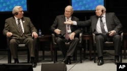 Sovet ittifoqi sobiq rahbari Mixail Gorbachev, Janubiy Afrika sobiq rahbari Frederik Villem de Klerk, Polsha sobiq prezidenti Lex Valesa “Tinchlik yo’lida yangi muammolar” mavzusida gaplashmoqda. Nobelning Tinchlik mukofoti sohiblari sammiti, Chikago, 23-