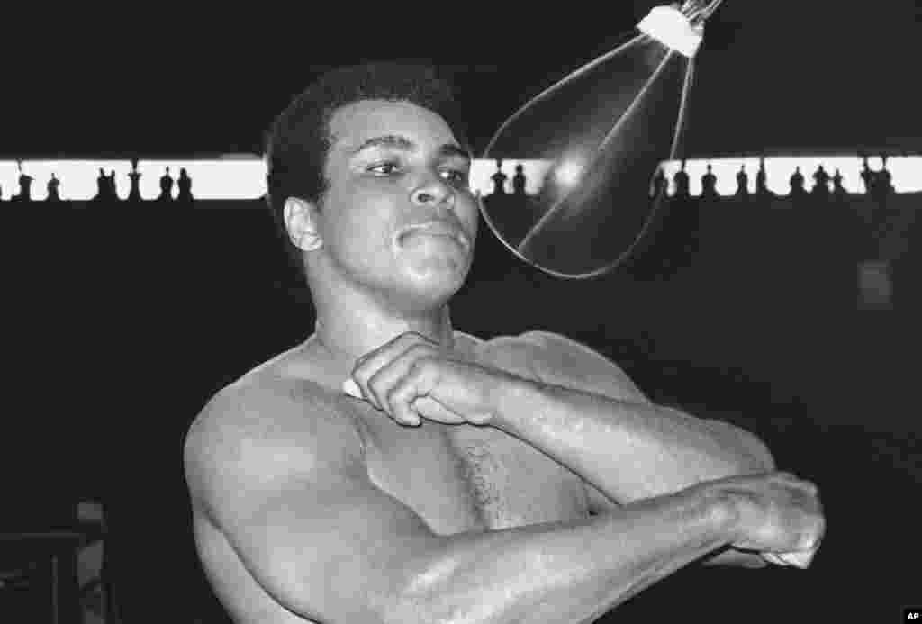 Muhammad Ali Jo Freyzer bilan bo&#39;ladigan jang oldidan mashq qilmoqda, Manila, Filippin, 29-sentabr, 1975-yil.
