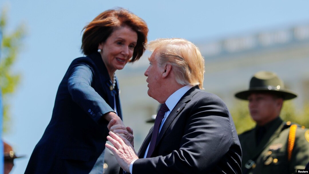 Président Donald Trump (ya kovanda) apesi mbote na molobeli ya ndako ya ba ntoma mpe mokambi ya ba démocrates Nancy Pelosi na Washington, 12 mai 2019.