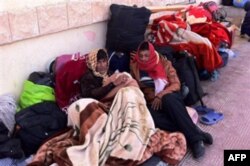 Qaddafiy kuchlari muxolifatni havodan urdi, mamlakat fuqaro urushiga tortilmoqda