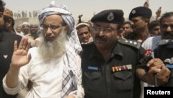 په مولانا عبدالعزیزاو د هغه په ملګرو تور وو چې د دوه زره اووم کال د جولایي په میاشت کې یې د حکومتي پوځي دستې یا رینجرز یو تن وژلی وو