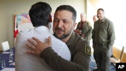Президент України Володимир Зеленський зустрічається з прем’єр-міністром Великої Британії Ріші Сунаком (ліворуч) і в готелі Grand Prince під час саміту G7 у Хіросімі, Японія, у суботу, 20 травня 2023 року. (Stefan Rousseau/Pool через AP)