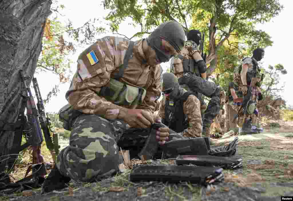 Ukrainalik ko'ngilli askarlar Mariupol shahri yaqinida harbiy tayyorgarlikdan o'tmoqda, 15-sentabr, 2014-yil.