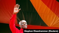 José Eduardo dos Santos num comício do MPLA em Luanda a 19 de agosto de 2017
